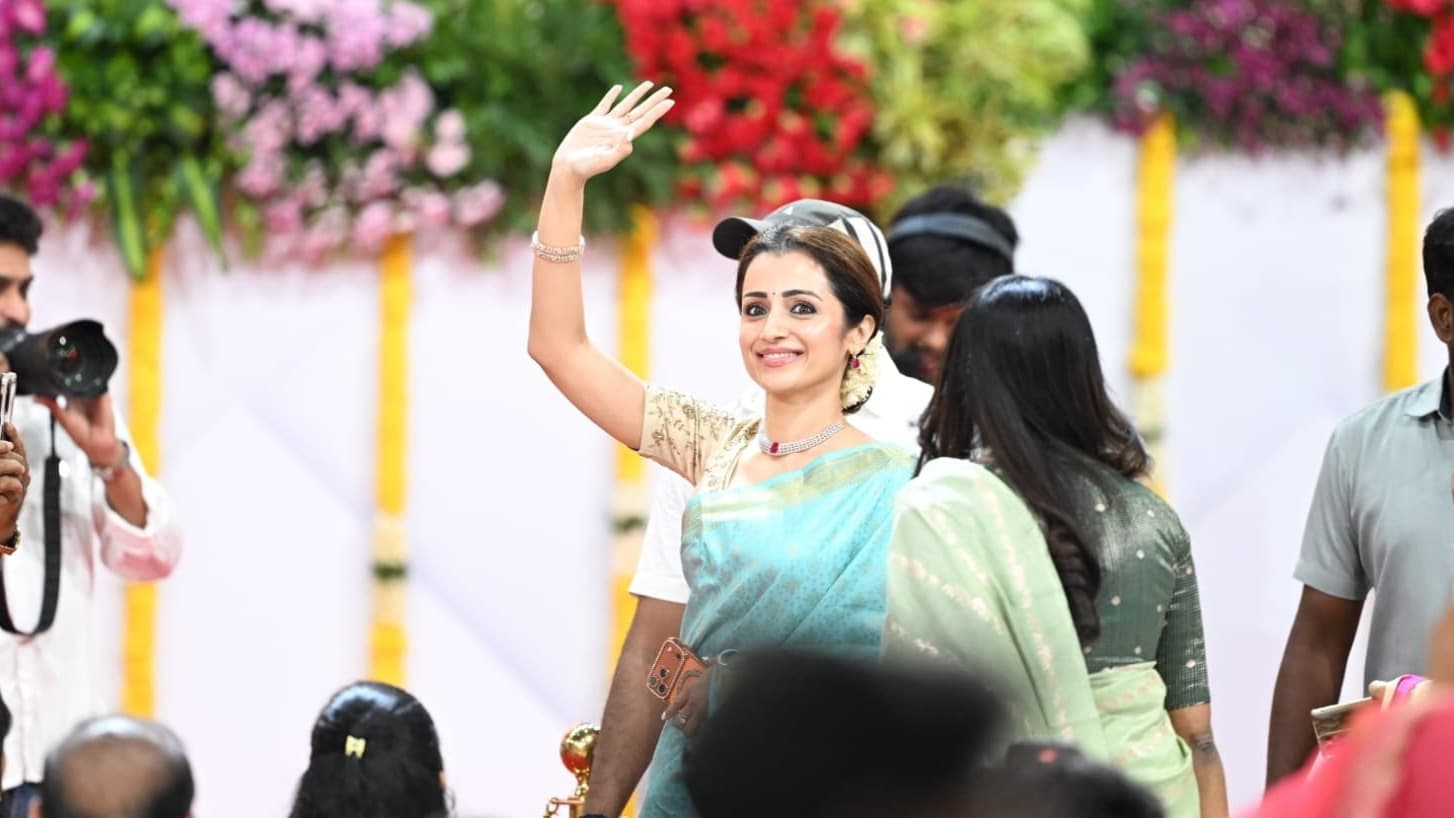 విజయ్ ప్రమాణంలో త్రిష క్రేజ్
