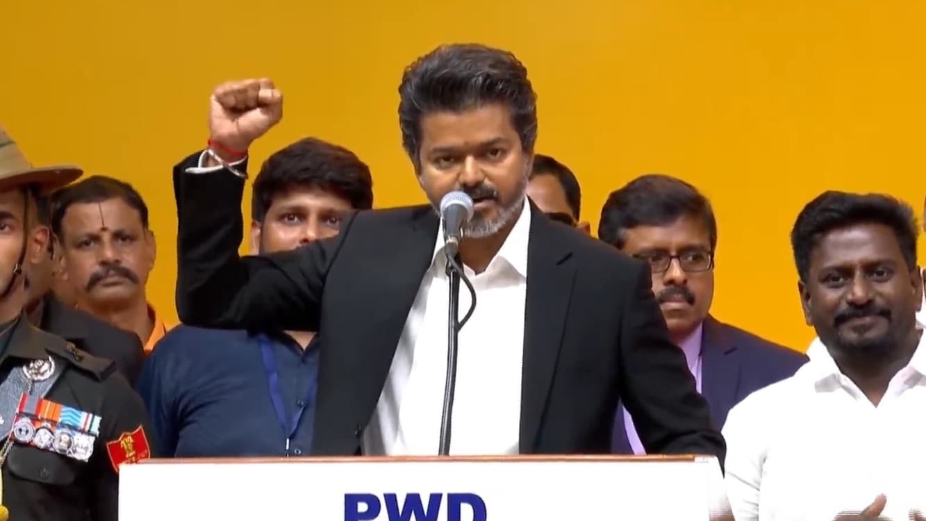 ముఖ్యమంత్రిగా ప్రమాణ స్వీకారం చేసిన టీవీకే అధినేత విజయ్…!