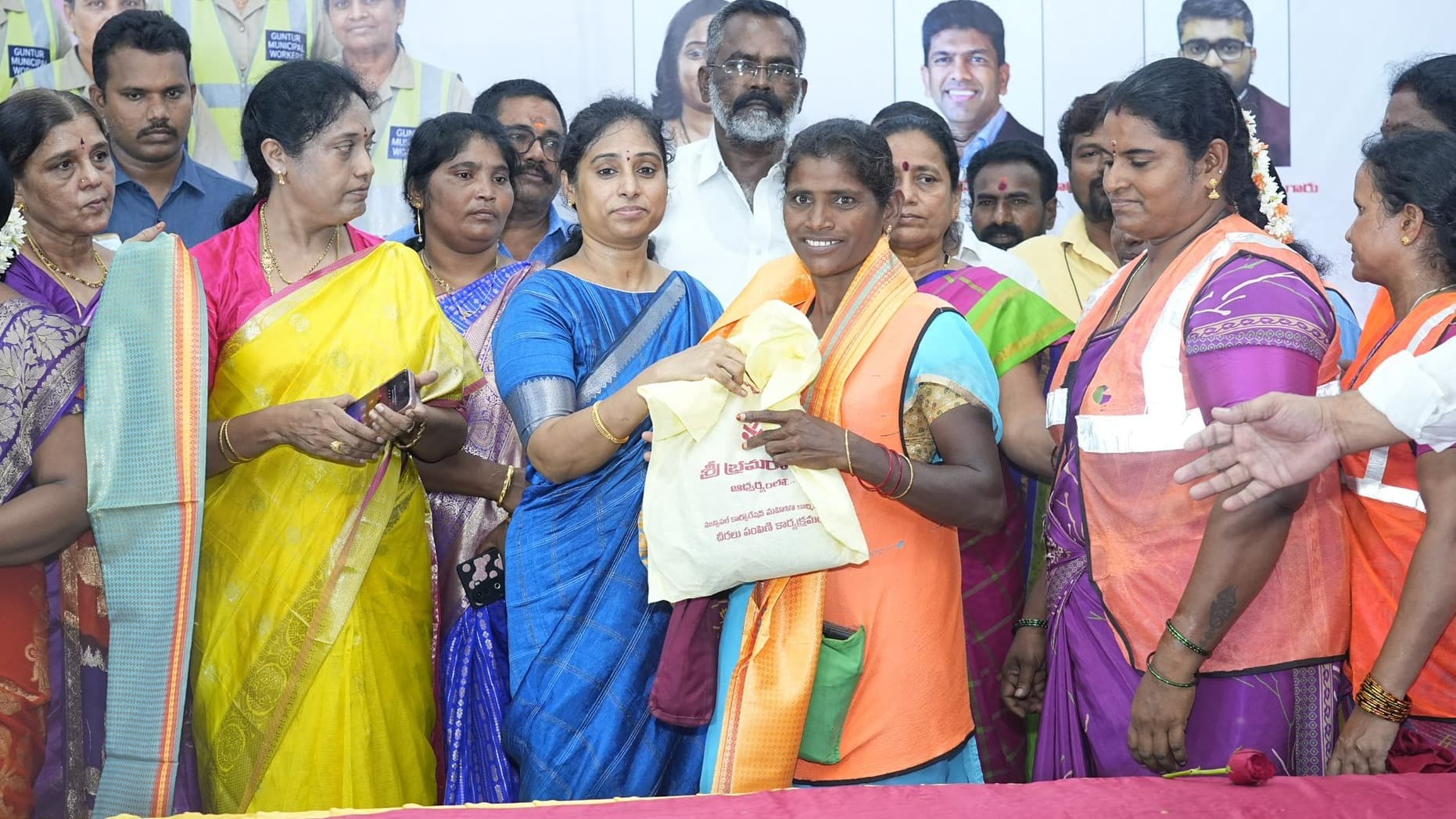 మాతృదినోత్సవం సందర్భంగా కార్మికులకు ఎమ్మెల్యే మాధవి సన్మానం