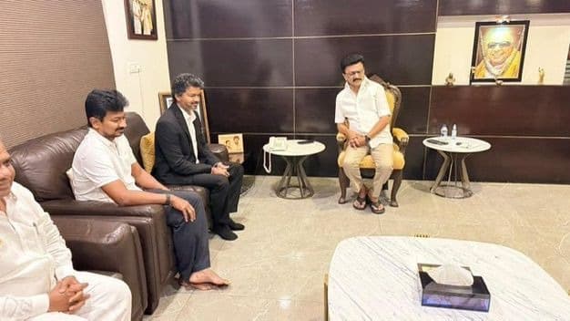 మాజీ సీఎం స్టాలిన్ నివాసానికి తమిళనాడు సీఎం జోసెఫ్ విజయ్