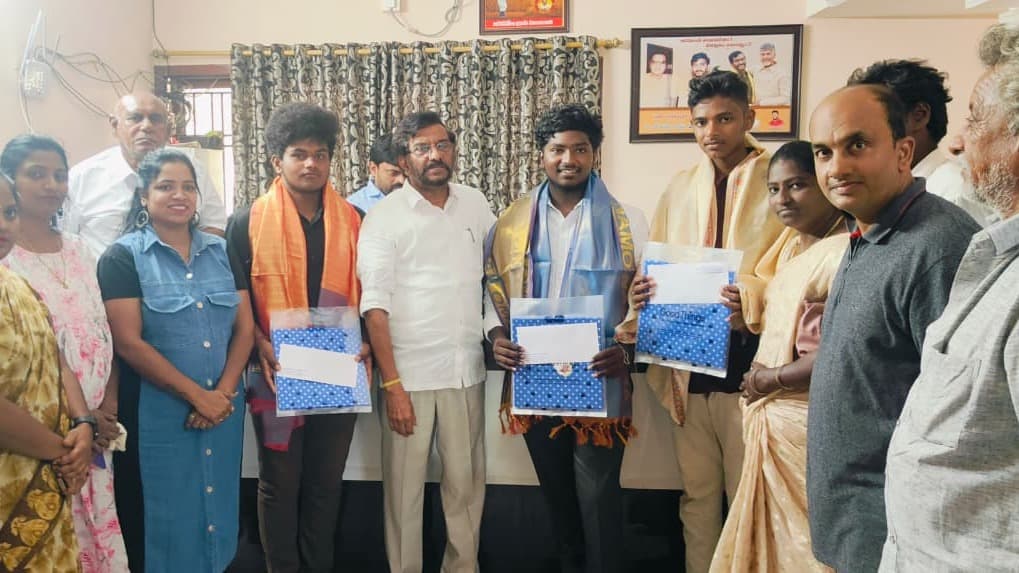 గురుకులం విద్యార్థులను అభినందించిన సోమిరెడ్డి