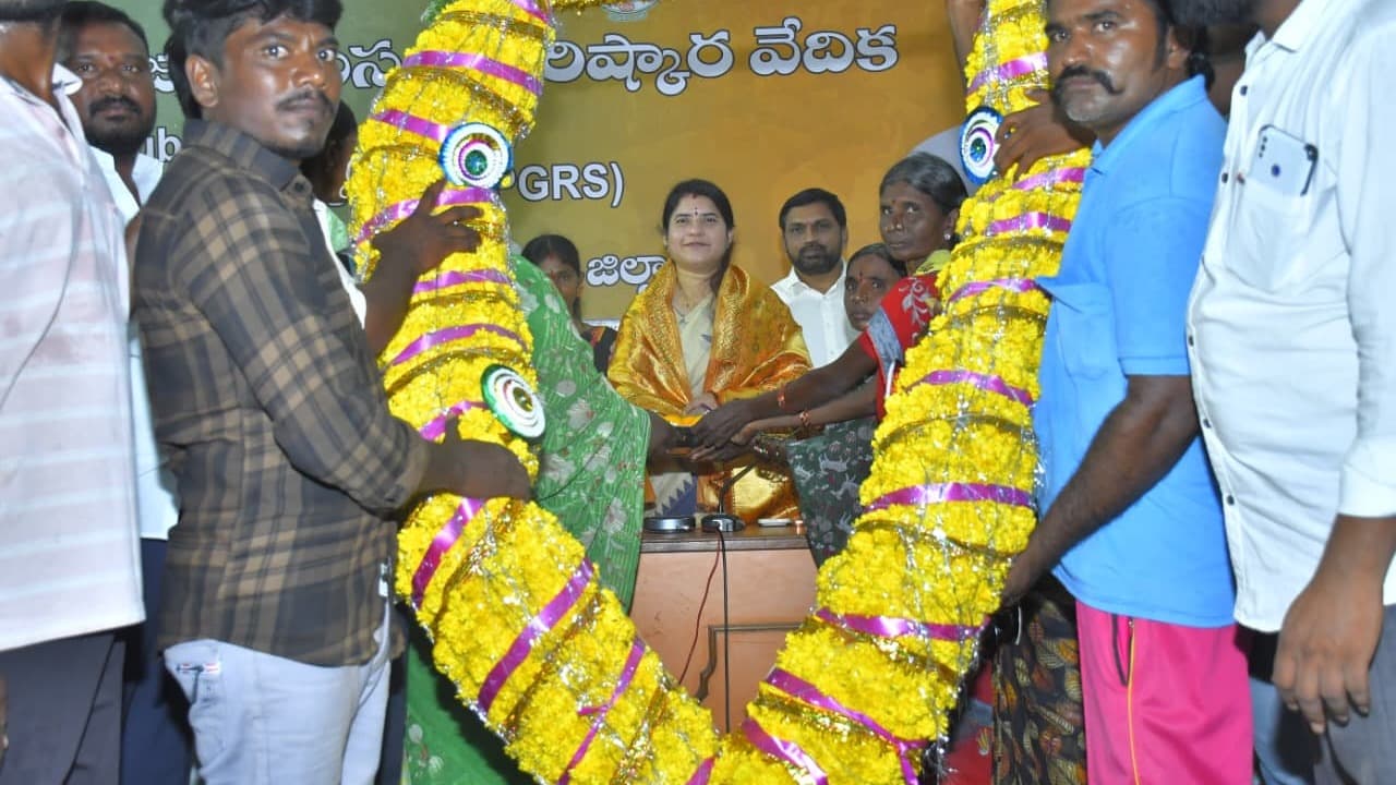 భూపనపాడుకు భరోసా ఇచ్చిన కలెక్టర్ రాజకుమారి