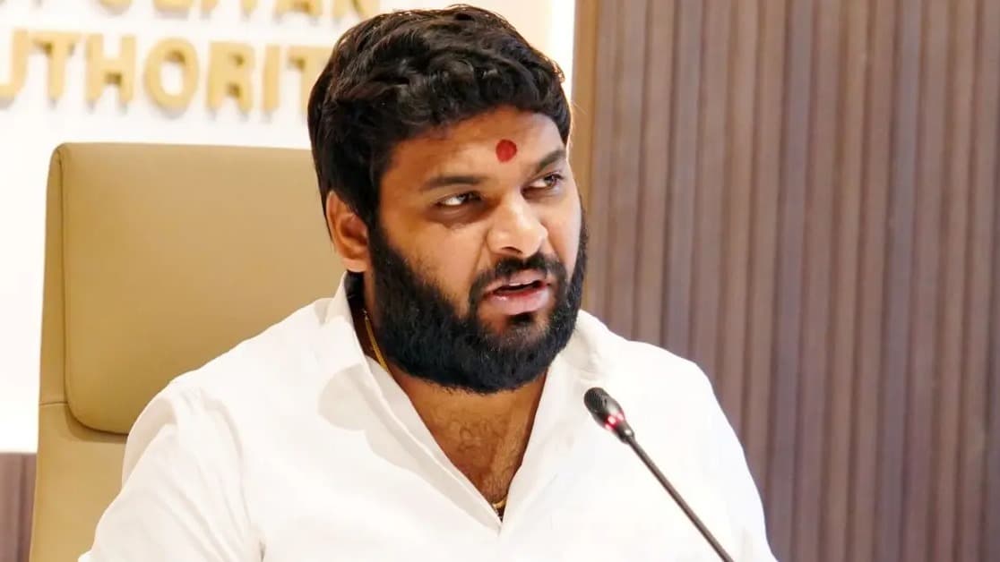భోగాపురం కనెక్టివిటీ రోడ్ల పనుల పరిశీలించిన చైర్మన్ ప్రణవ్ గోపాల్