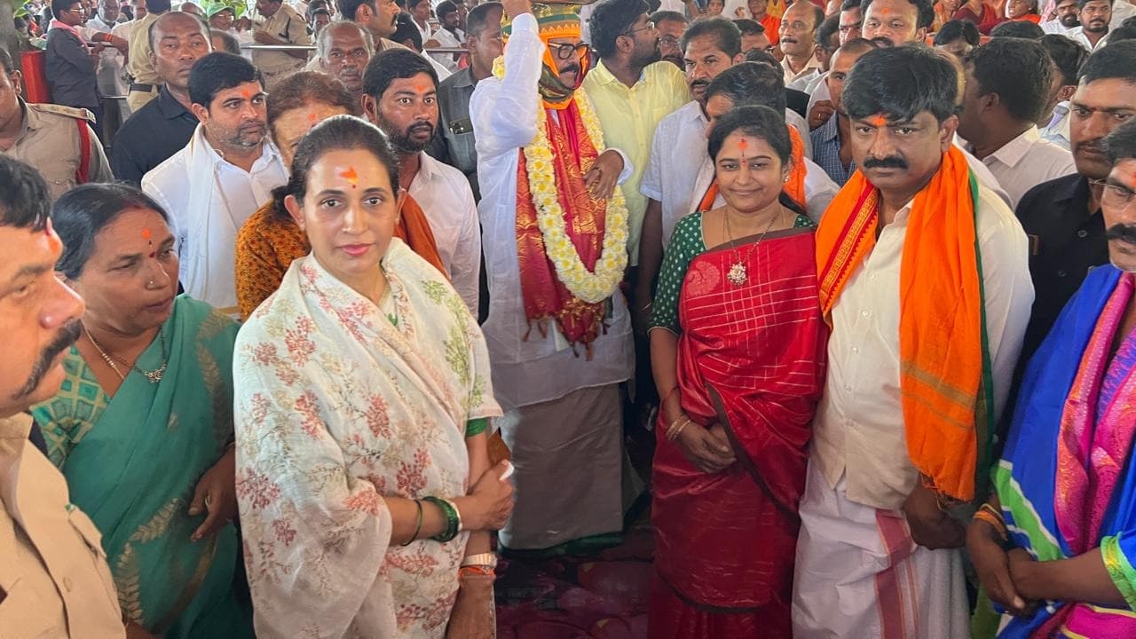 వైభవంగా కుంభాభిషేక మహోత్సవంలో పాల్గొన్న రెడ్డెప్పగారి మాధవి