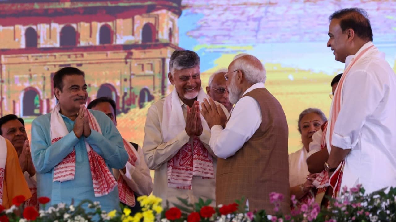 హిమంత బిశ్వ శర్మ ప్రమాణ స్వీకారానికి చంద్రబాబు, లోకేష్ హాజరయ్యారు