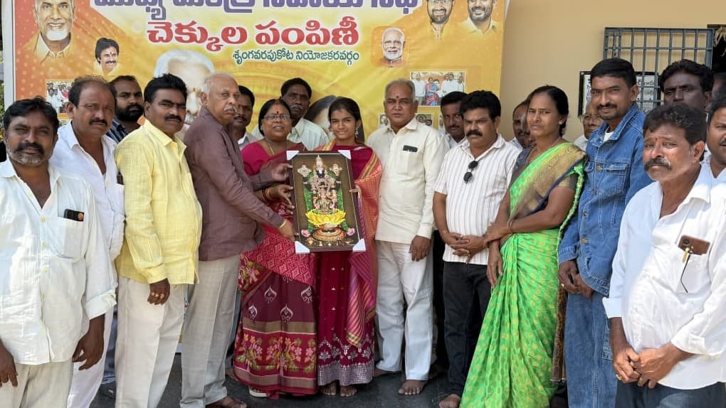 జిల్లా టాపర్ విద్యార్థినికి ఎమ్మెల్యే లలితకుమారి సాయం