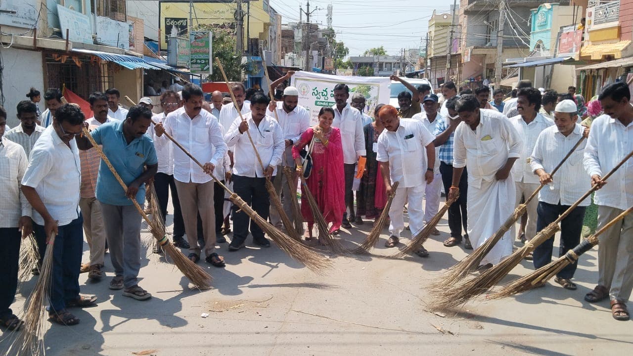 పరిశుభ్రమైన గ్రామాల కోసం ప్రజలతో కలిసి గూడూరి ఎరిక్షన్ బాబు