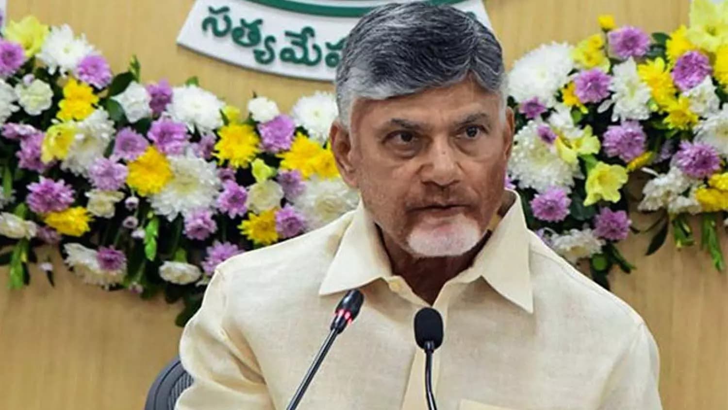 సైబర్ నేరాల నియంత్రణపై చంద్రబాబు సమీక్ష