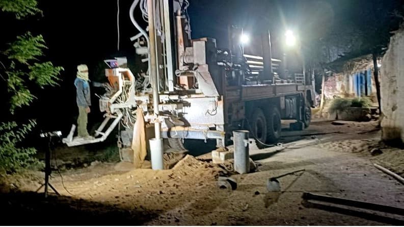 మదిగుబ్బలో తాగునీటి బోర్ ఏర్పాటు