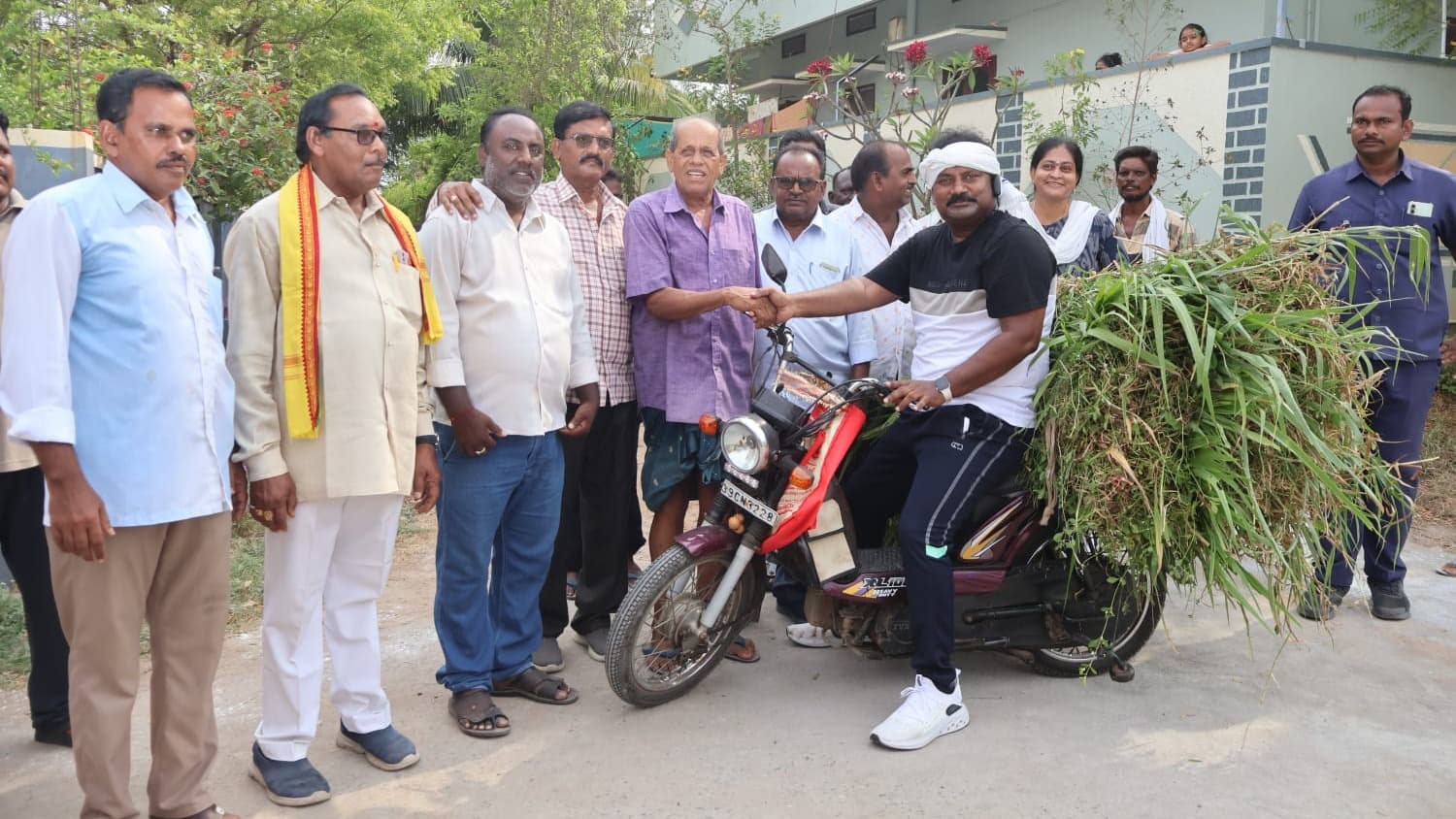 పామర్రులో ఎమ్మెల్యే వర్ల పల్లెబాట 2.0