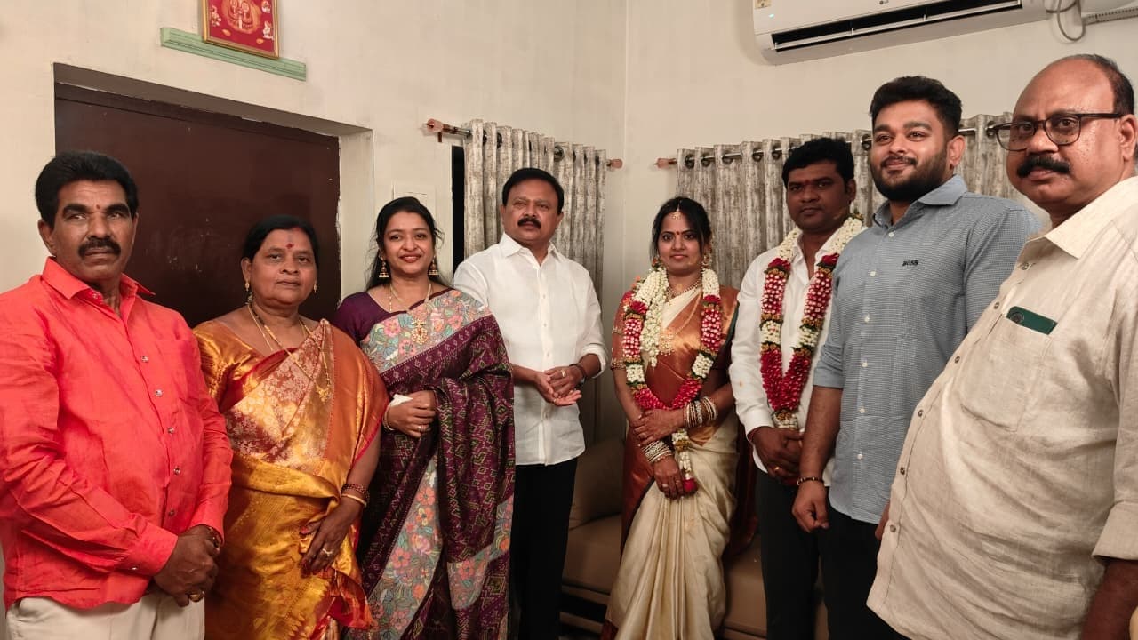 నూతన దంపతులను ఆశీర్వదించిన పాశిం సునీల్