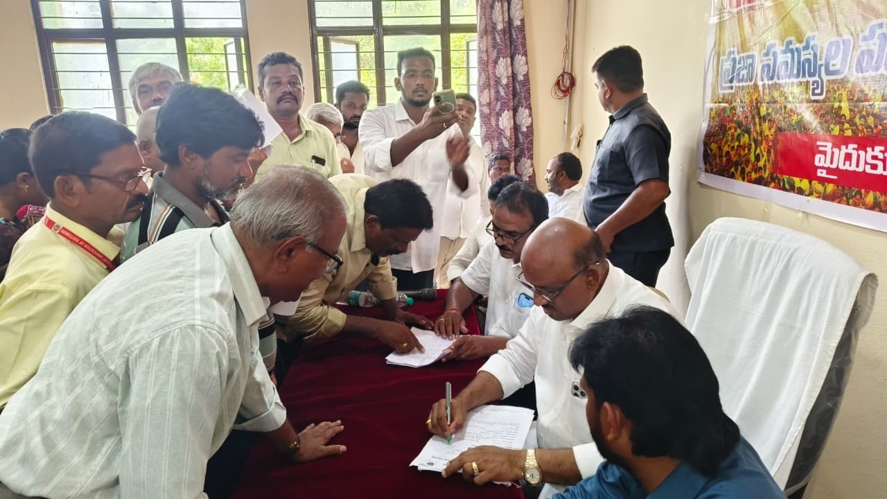 ఎమ్మెల్యే పుట్టా సుధాకర్ ప్రజాదర్బార్ నిర్వహణ