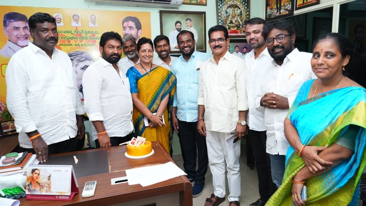 భానుశ్రీ జన్మదినం సందర్భంగా మ్మెల్యే కోటంరెడ్డి శ్రీధర్ రెడ్డి కేక్ కటింగ్