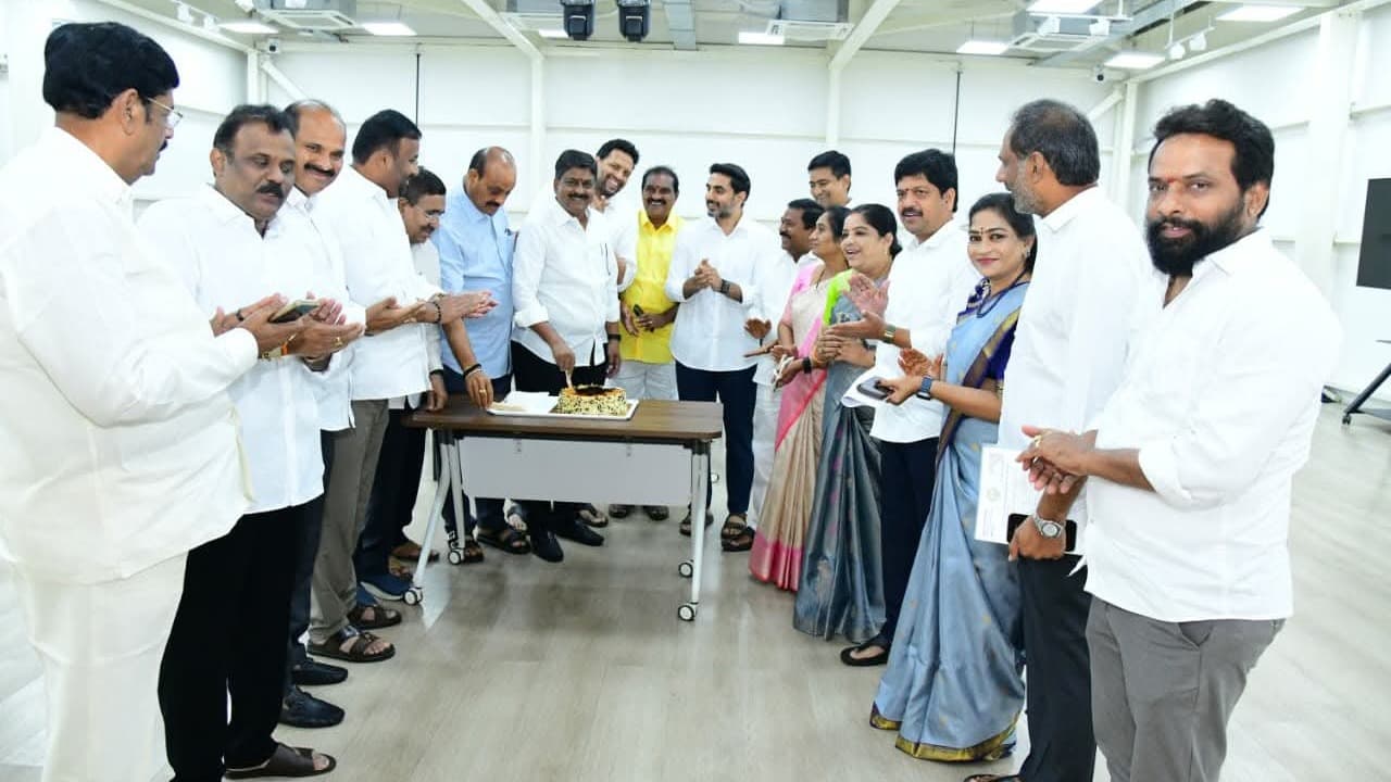 లోకేశ్‌తో పయ్యావుల కేశవ్ జన్మదిన వేడుకలు