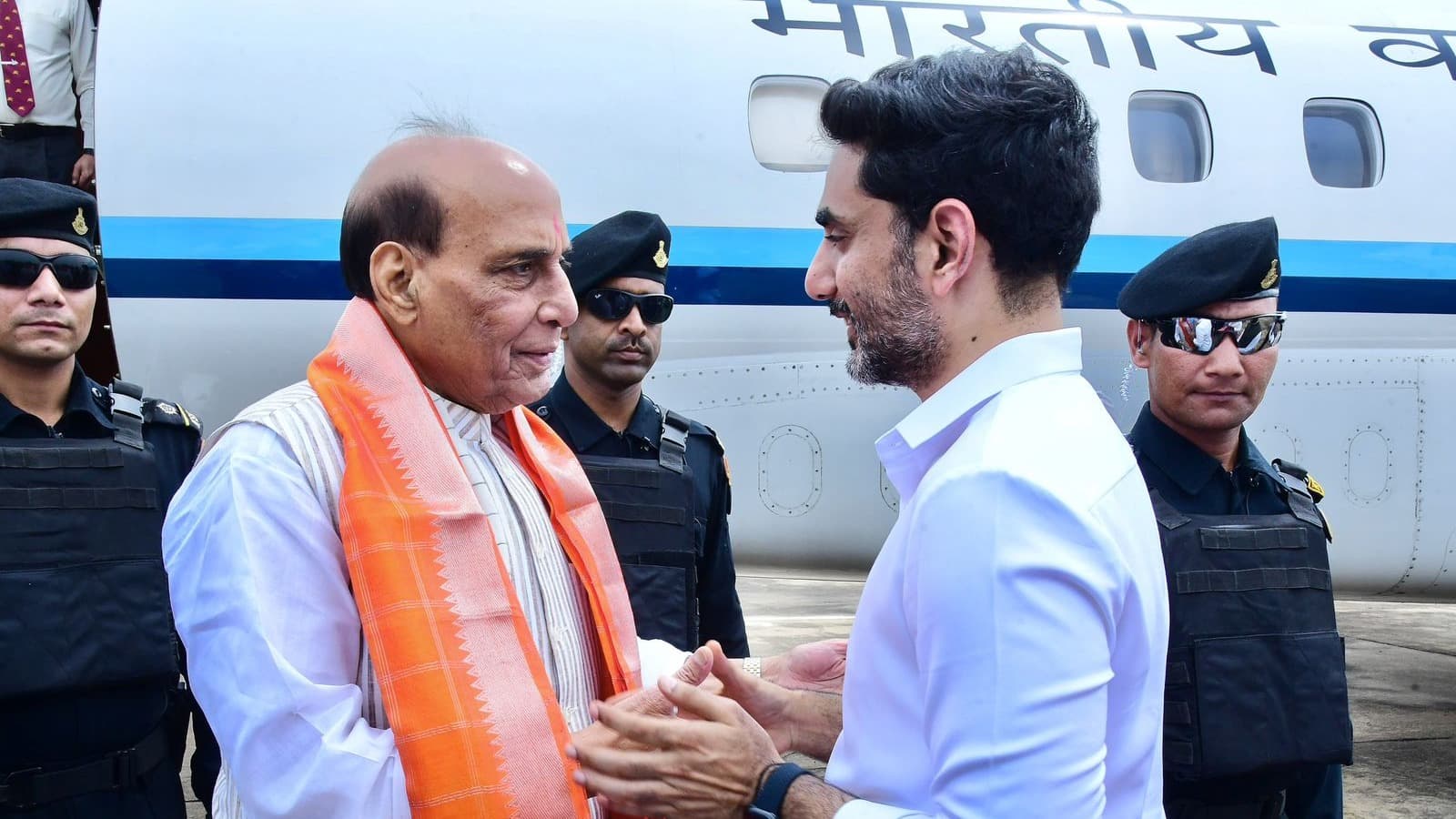 రాజ్ నాథ్ సింగ్ కు స్వాగతం పలికిన నారా లోకేష్
