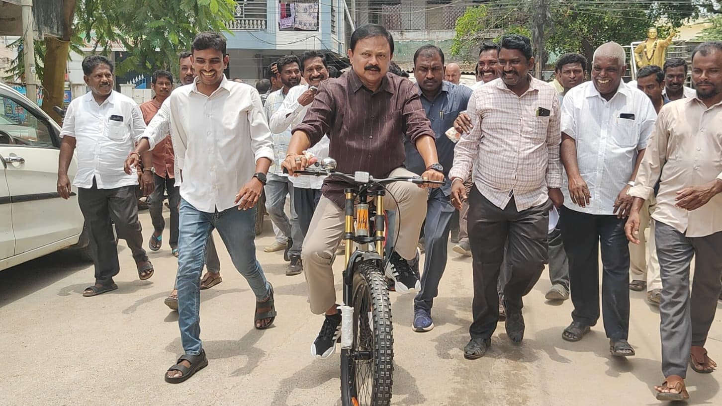 సైకిల్‌పై సమావేశానికి ఎమ్మెల్యే సునీల్ కుమార్
