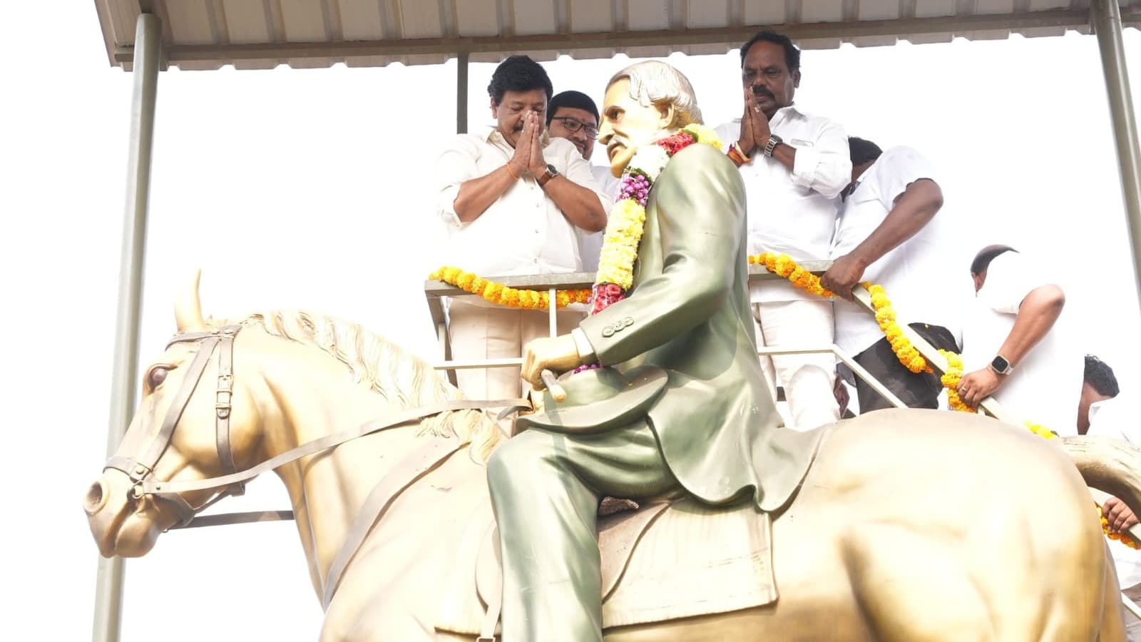 ఆర్థర్ కాటన్‌కు మంత్రి దుర్గేష్ ఘన నివాళి