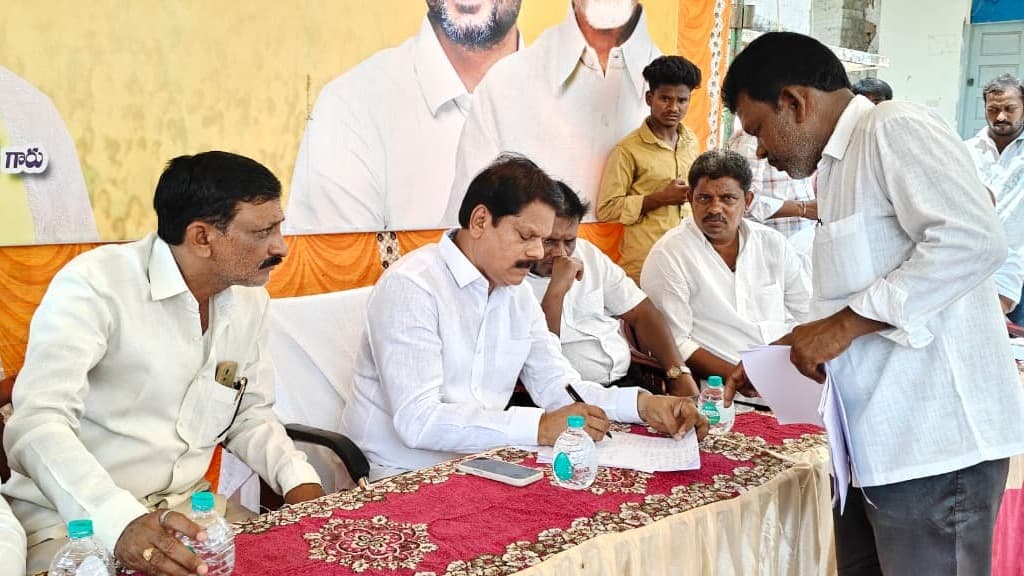 ప్రజా దర్బార్ కార్యక్రమంలో గూడూరి ఎరిక్షన్ బాబు