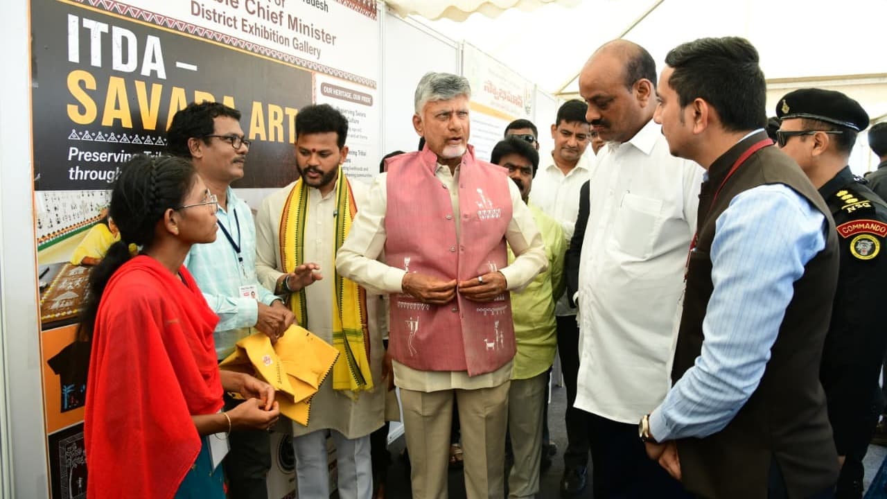 గిరిజనుల ఓవర్ కోటును కొనుగోలు చేసి ధరించిన సీఎం చంద్రబాబు