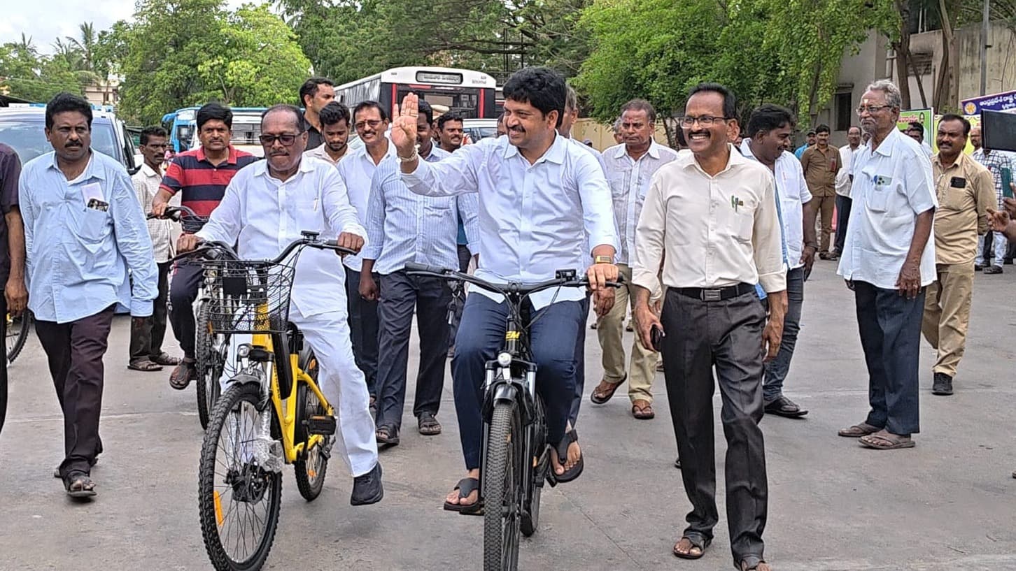 ఎలక్ట్రిక్ సైకిల్‌పై మంత్రి కొల్లు పర్యటన