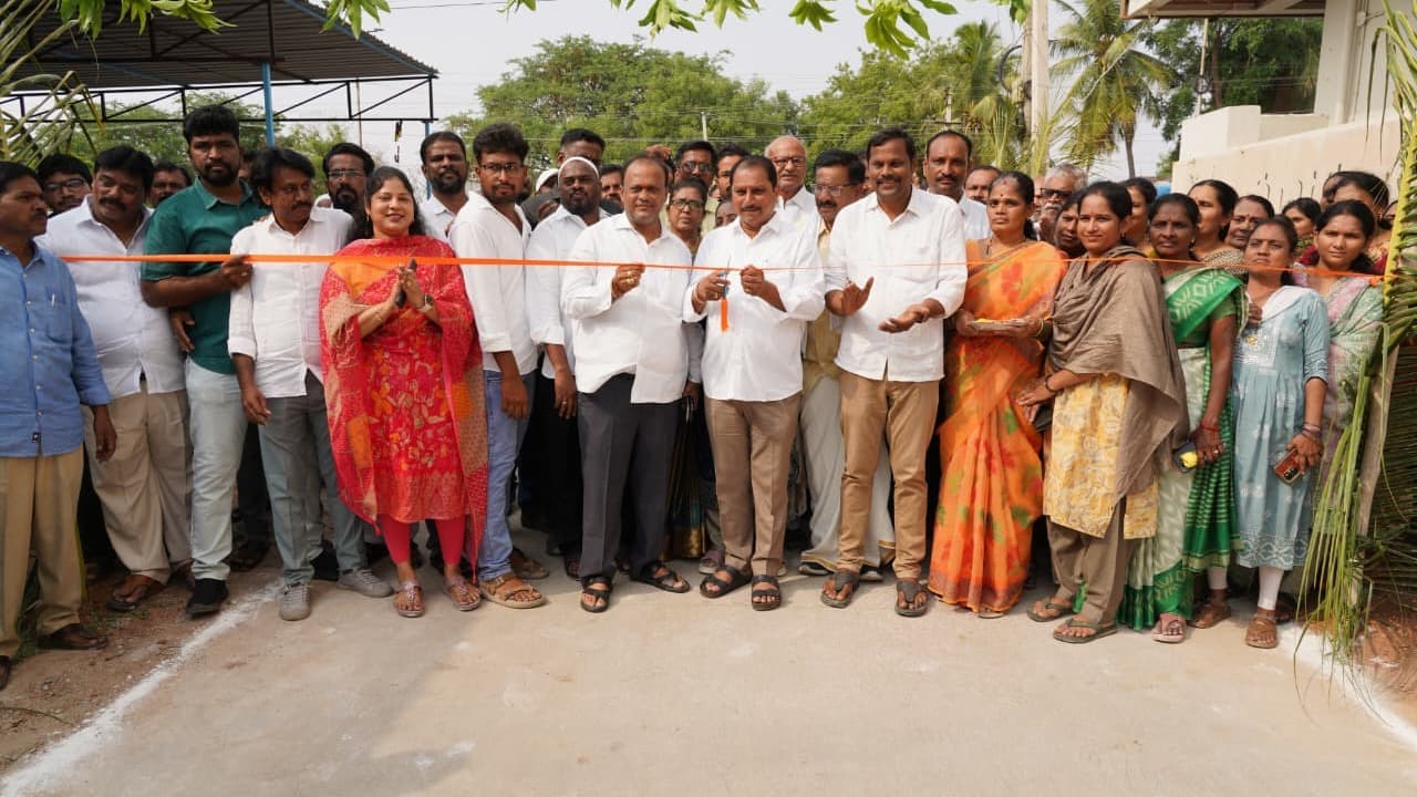 సీసీ రోడ్ల ప్రారంభోత్సవం సందర్భంగా ఎమ్మెల్యే దగ్గుపాటి