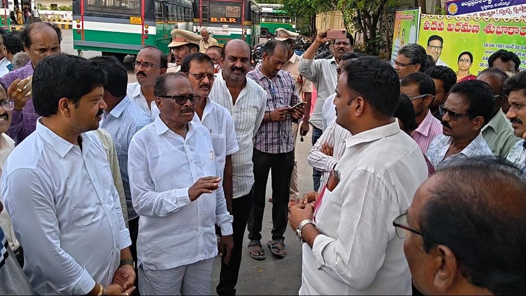 డిపోలో కార్మికులను కలిసిన APSRTC ఛైర్మన్, మంత్రి కొల్లు రవీంద్ర