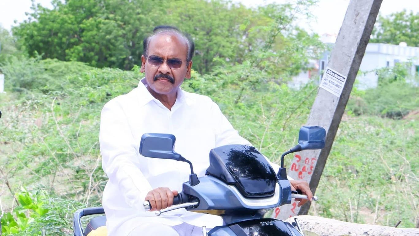 ఇంధన భద్రతపై ఎలక్ట్రిక్ స్కూటీతో ప్రత్తిపాటి పర్యటన
