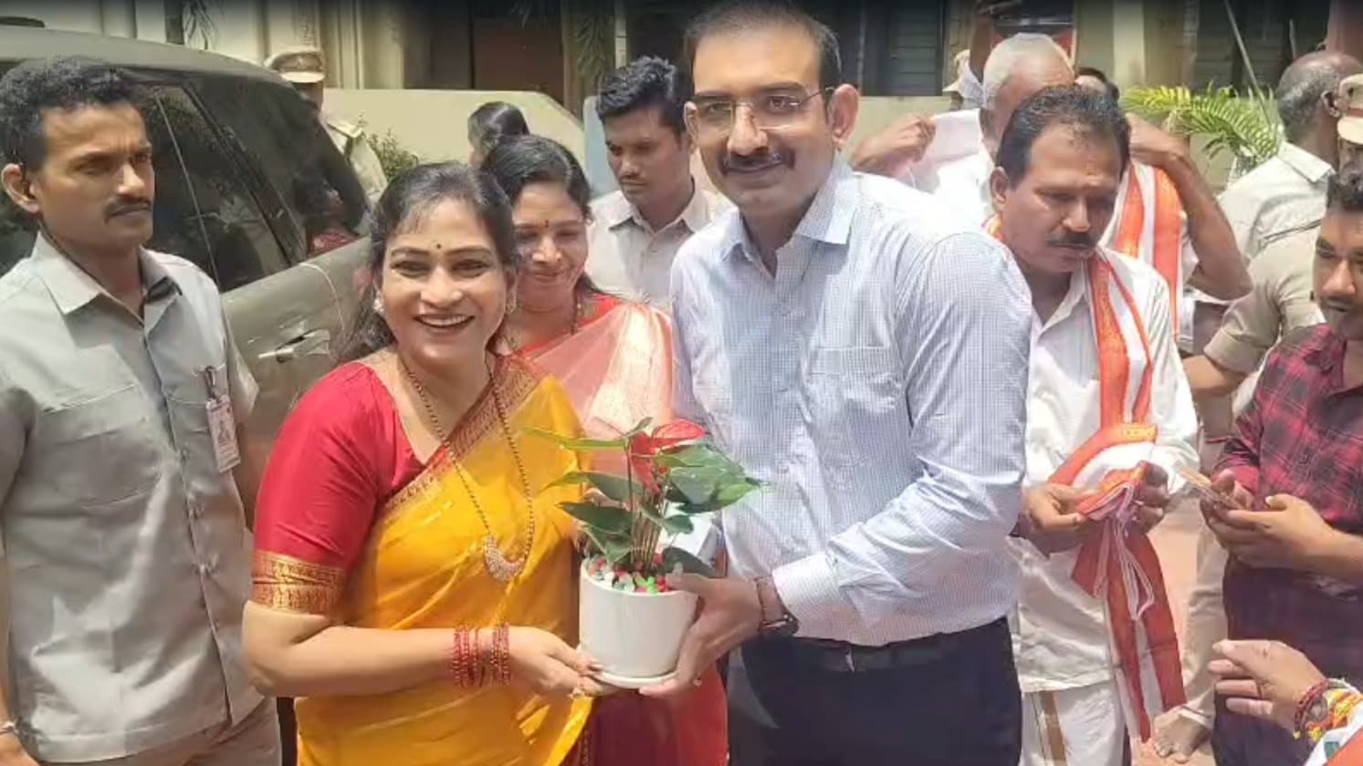 కాణిపాకం అతిథి గృహానికి చేరుకున్న హోంమంత్రి అనిత