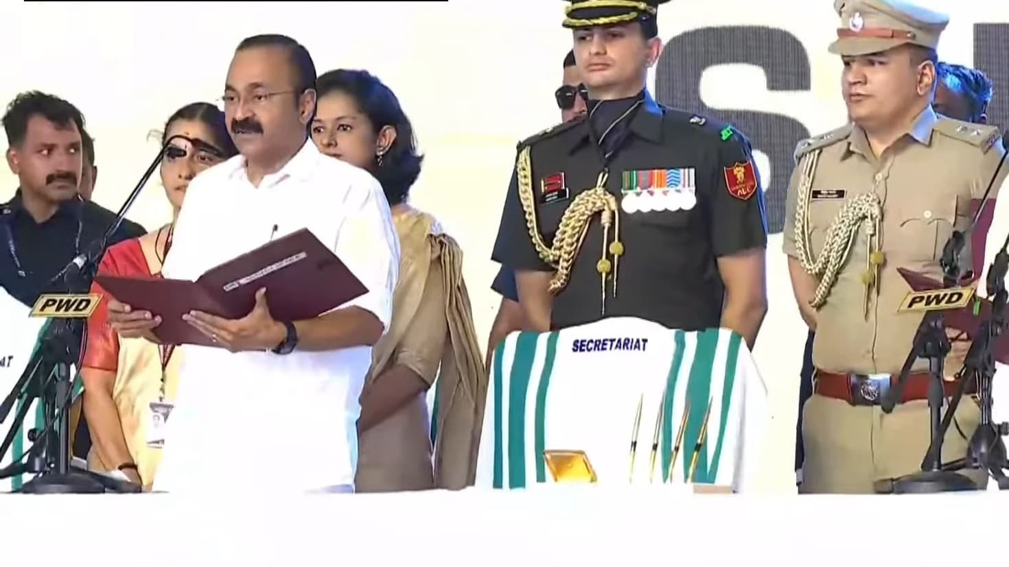 కేరళ ముఖ్యమంత్రిగా వి.డి.సతీశన్ ప్రమాణ స్వీకారం
