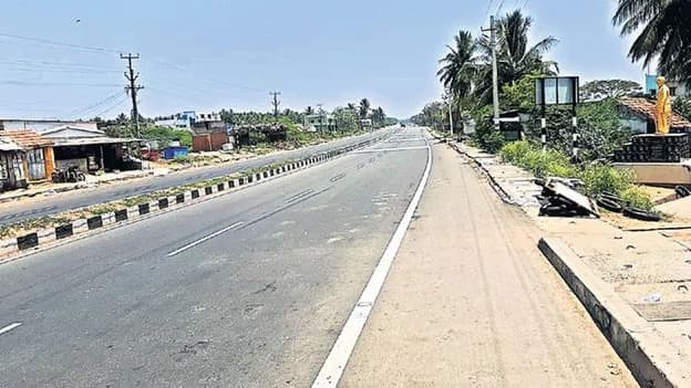 మూలపాడులో హైవే పక్క ఆక్రమణల తొలగింపు