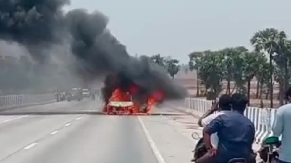 రేపల్లె హైవేపై కారు దగ్ధం