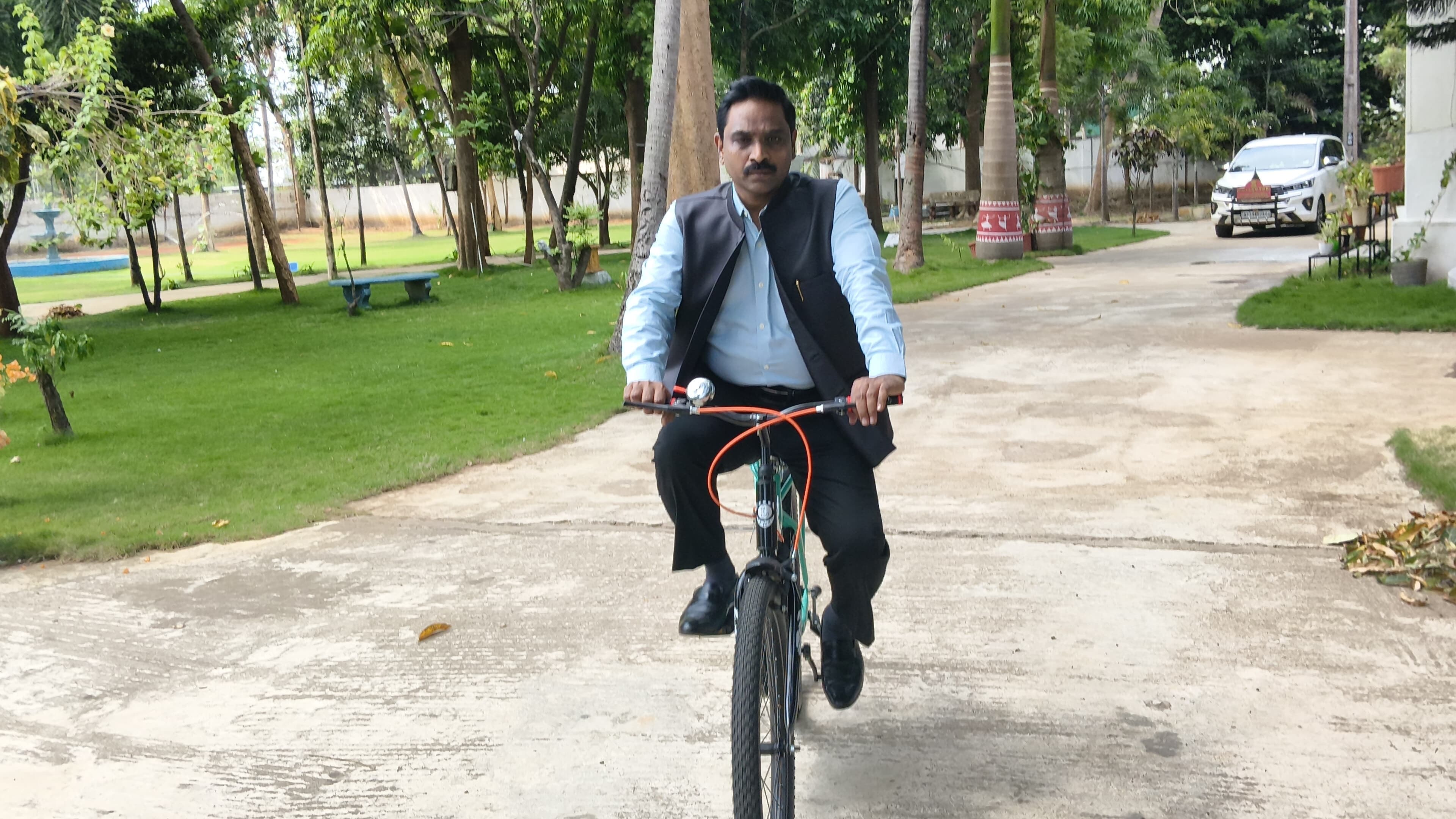 సైకిల్‌పై కలెక్టరేట్‌కు కలెక్టర్.. ఇంధన పొదుపు, పర్యావరణ పరిరక్షణకు ఆదర్శం