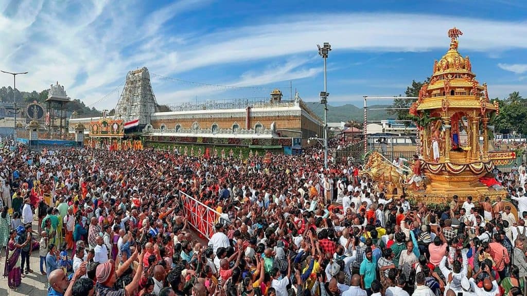 తిరుమలలో కొనసాగుతున్న భక్తుల రద్దీ