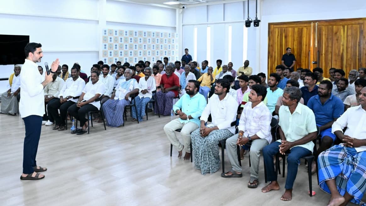 మ‌త్స్య‌కారుల‌ను ఇంటికి ఆహ్వానించి, ప్ర‌శంసించిన‌ మంత్రి నారా లోకేష్‌