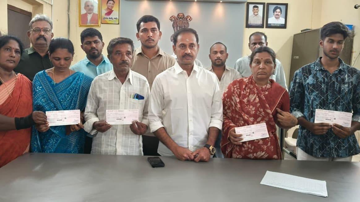 ప్రభుత్వ ఆర్థిక సహాయం అందజేసిన కందికుంట వెంకటప్రసాద్