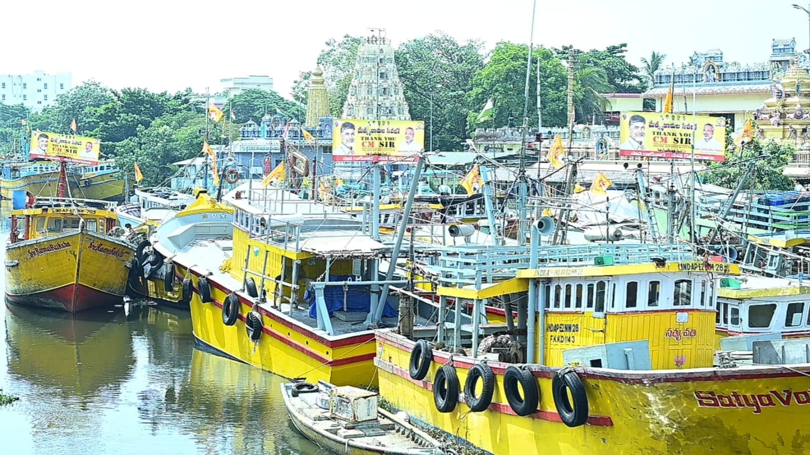 మత్స్యకార భృతితో కాకినాడలో సంబరాలు