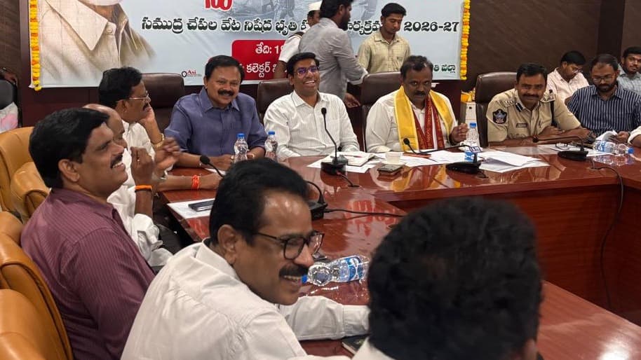 మత్స్యకార సేవ కార్యక్రమంలో పాల్గొన్న ఎమ్మెల్యే పాశిం సునీల్ కుమార్