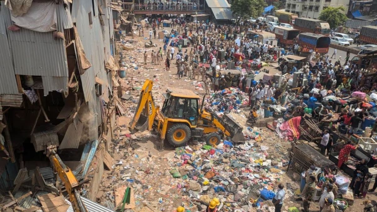 బాంద్రాలో అక్రమ నిర్మాణాల కూల్చివేత
