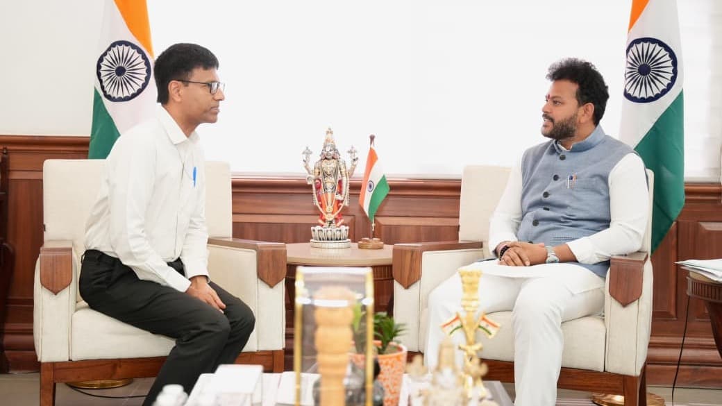 కేంద్ర మంత్రి రామ్మోహన్ నాయుడుతో భేటీ అయిన ఎయిమ్స్ డైరక్టర్