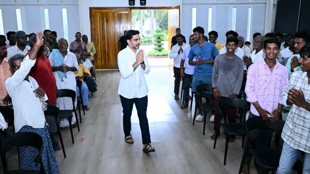 మ‌త్స్య‌కారుల‌ను ఇంటికి ఆహ్వానించిన‌ మంత్రి నారా లోకేష్‌