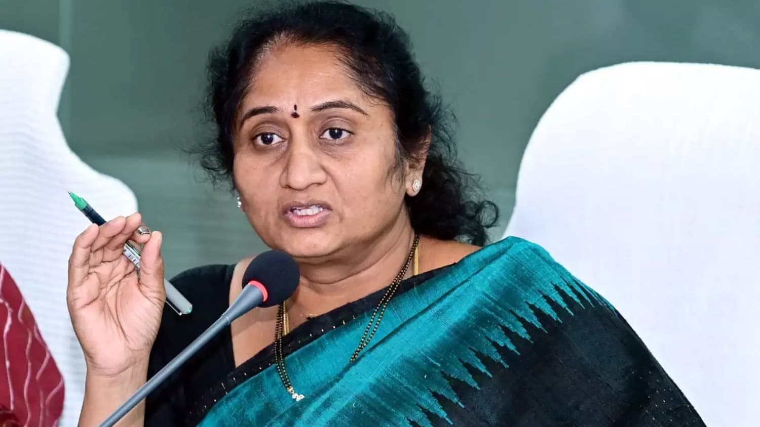 ఆదరణ 3.0పై మంత్రి సవిత సమీక్ష..
