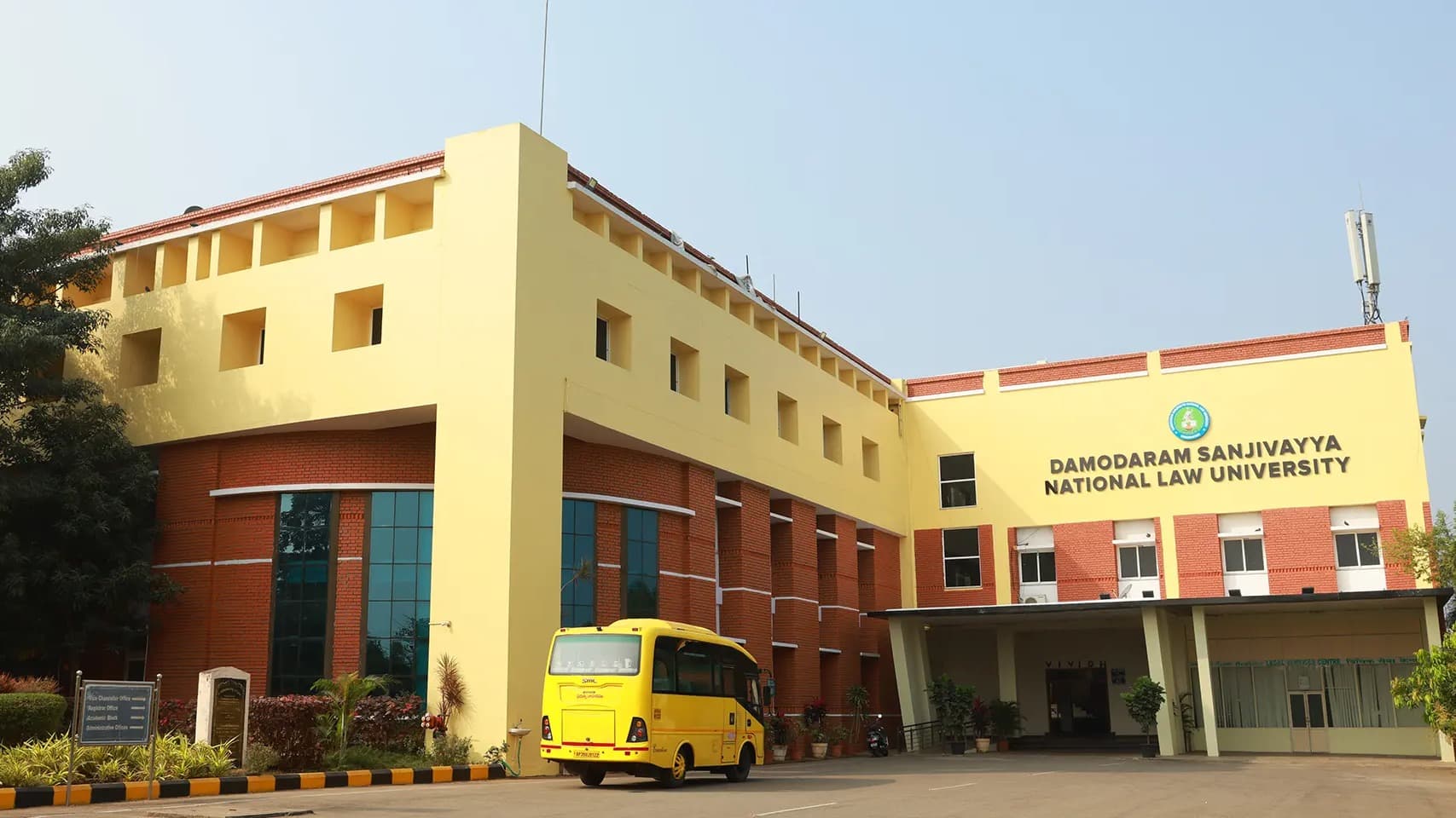 డీఎస్‌ఎన్‌ఎల్‌యూలో ఎల్‌ఎల్‌బీ ప్రవేశాలు..
