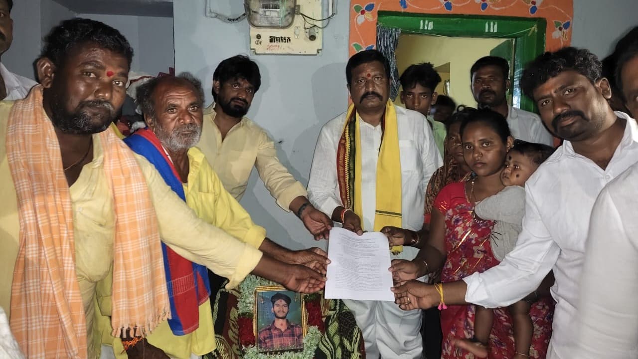 బాధిత కుటుంబాలకు సీఎం సహాయనిధి చెక్కులు పంపిణీ చేసిన రాఘవేంద్ర రెడ్డి