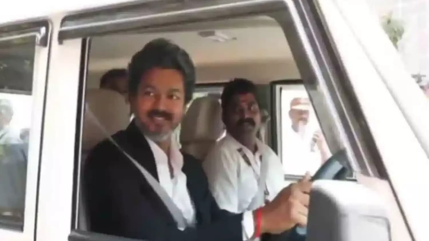 ప్రభుత్వ మెడికల్ జీప్ నడిపిన సీఎం విజయ్..