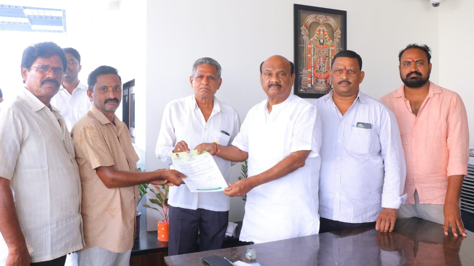 నర్సీపట్నంలో లబ్ధిదారులకు చెక్కులు పంపిణీ చేసిన స్పీకర్ అయ్యన్నపాత్రుడు