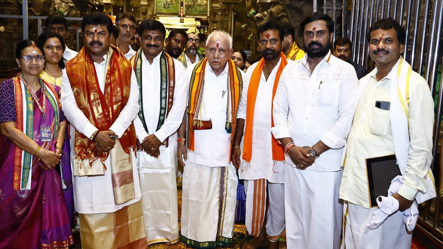 శ్రీకాళహస్తి ఆలయంలో మాజీ సీఎం యడ్యూరప్ప కుటుంబ దర్శనం