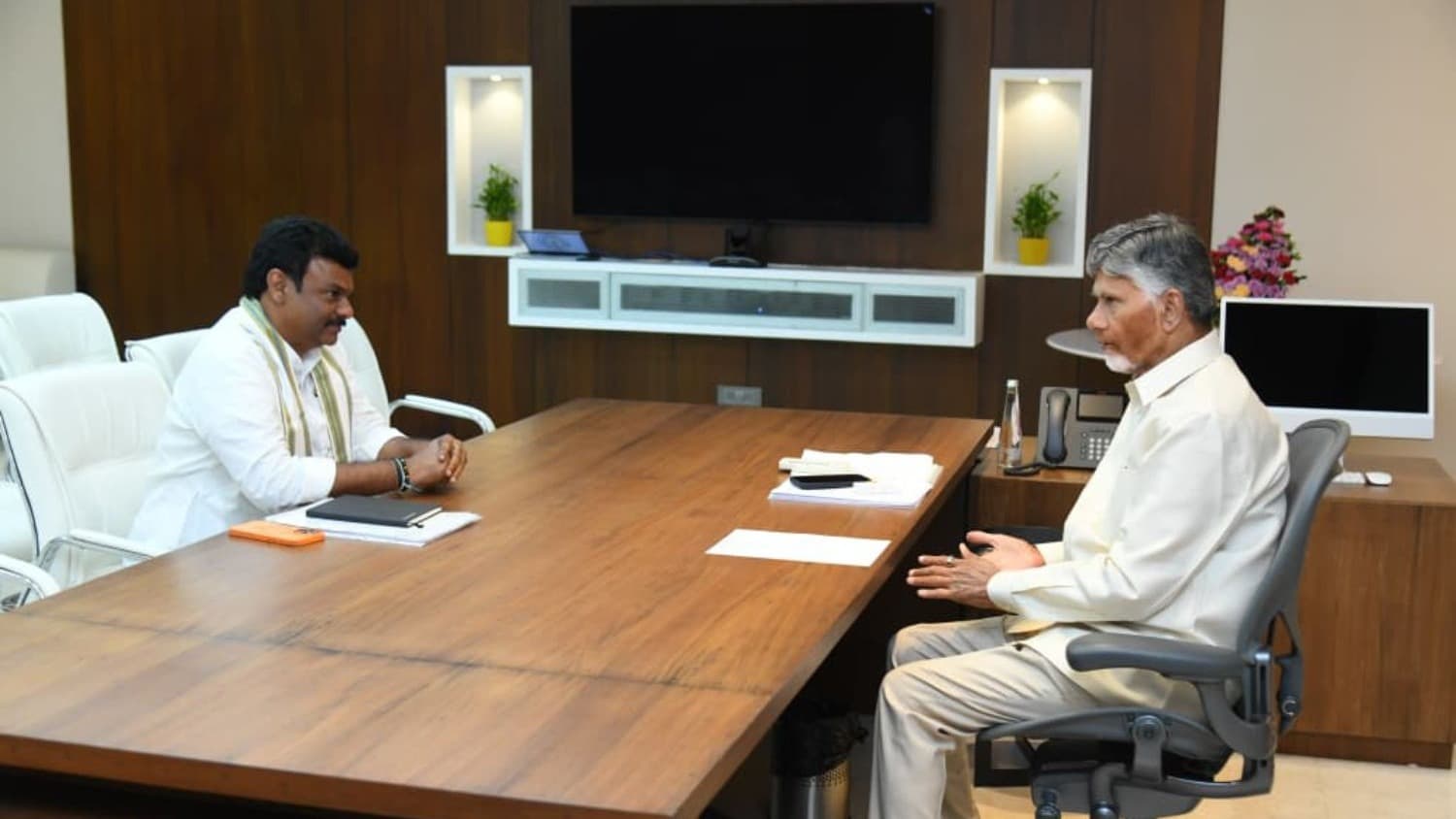 సీఎం చంద్రబాబుతో బీజేపీ రాష్ట్ర అధ్యక్షుడు పీవీఎన్ మాధవ్ భేటీ