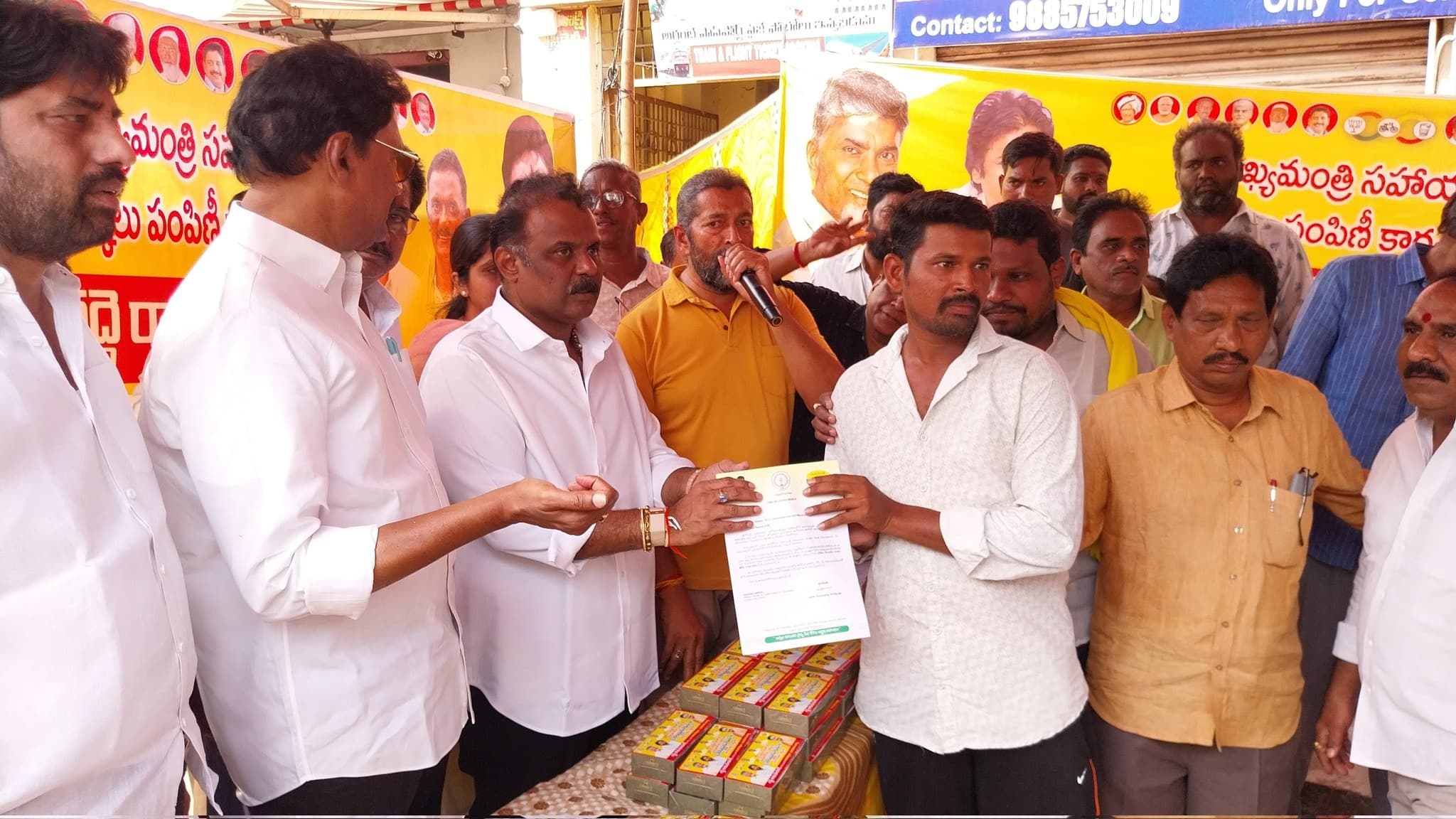 విజయవాడ తూర్పులో 63 మందికి సీఎంఆర్ఎఫ్ చెక్కుల పంపిణీ