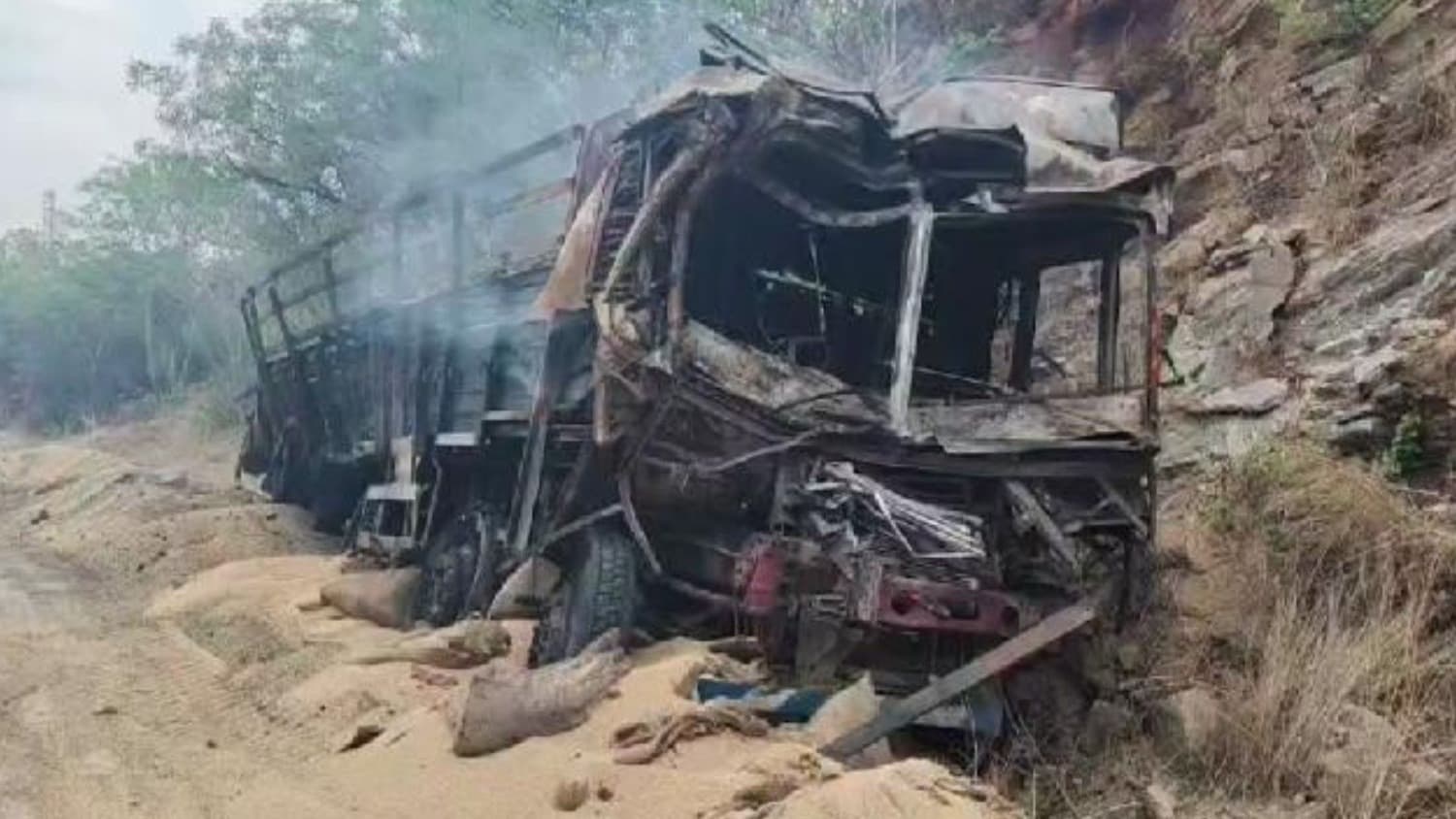 పెనుగొండ వద్ద ఘోర రోడ్డు ప్రమాదం