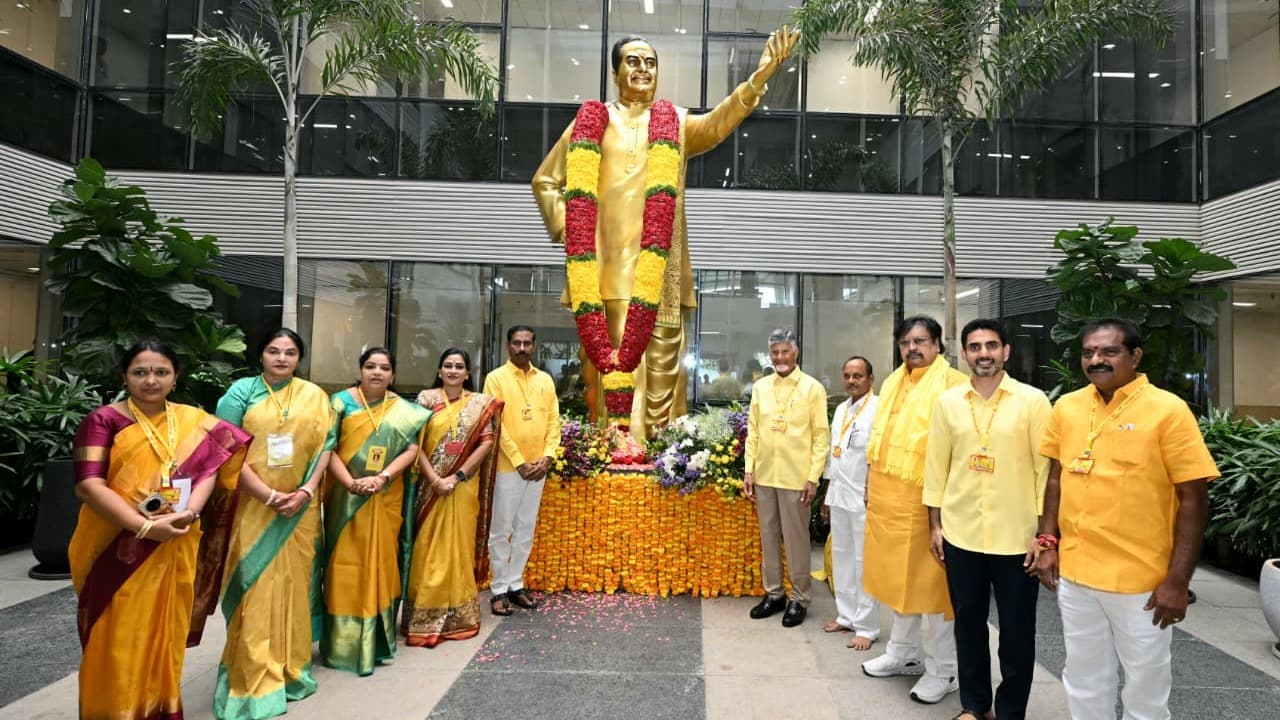 ఎన్టీఆర్ భవన్‌లో జెండా ఆవిష్కరణ, ఎన్టీఆర్ విగ్రహానికి నివాళులు అర్పించిన చంద్రబాబు, నారా లోకేష్